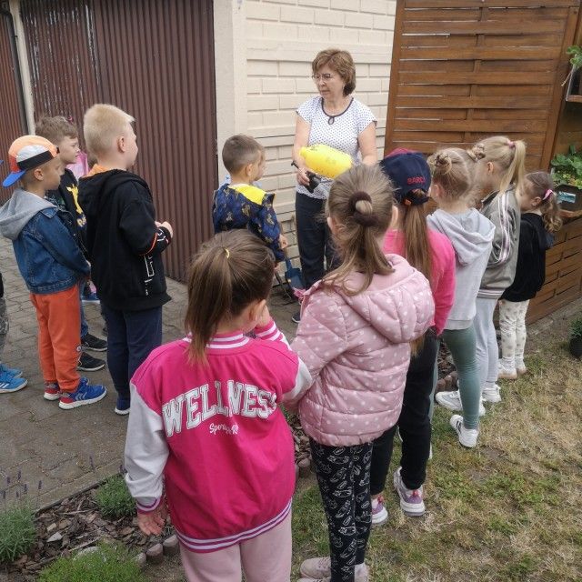 Wizyta u eksperta-przedszkolaki w ogródku  - Zdjęcie: 14/19