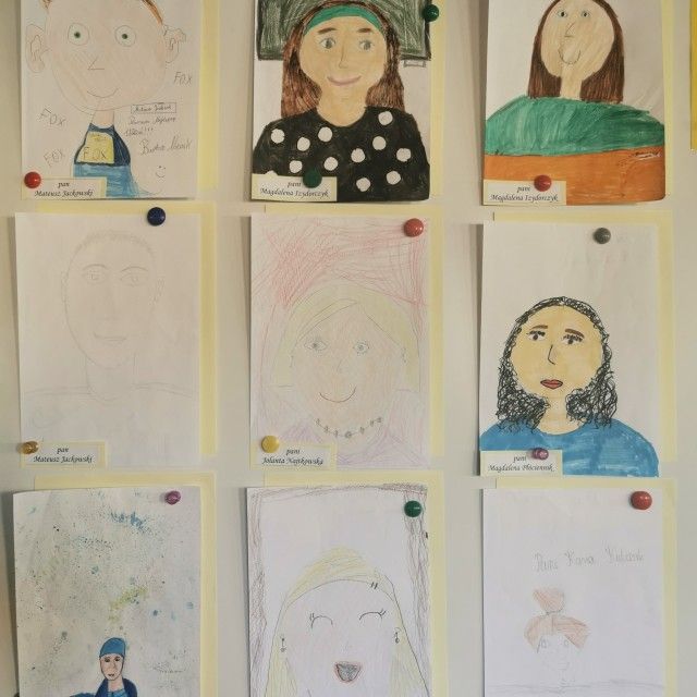 Z okazji Dnia Nauczyciela, uczniowie korzystający ze świetlicy rysowali portrety swoich ulubionych n - Zdjęcie: 4/6
