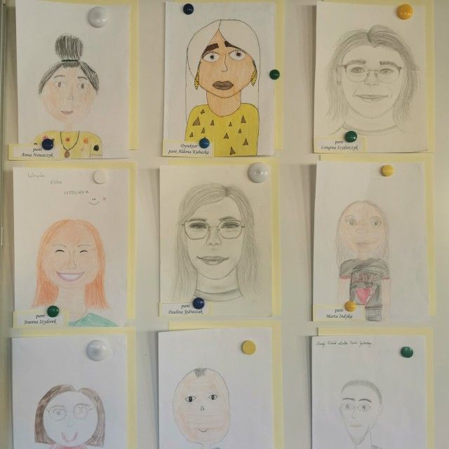 Z okazji Dnia Nauczyciela, uczniowie korzystający ze świetlicy rysowali portrety swoich ulubionych n - Zdjęcie: 1/6