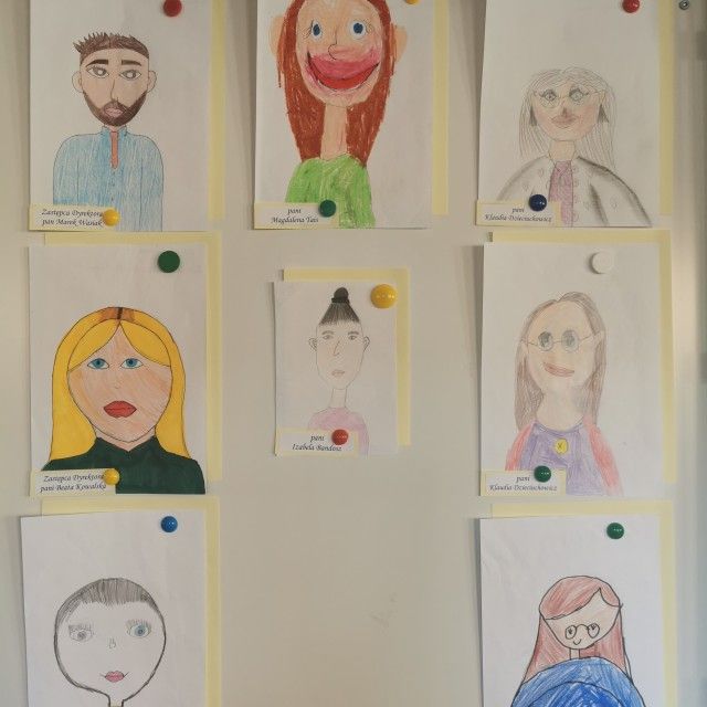 Z okazji Dnia Nauczyciela, uczniowie korzystający ze świetlicy rysowali portrety swoich ulubionych n - Zdjęcie: 2/6