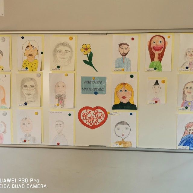Z okazji Dnia Nauczyciela, uczniowie korzystający ze świetlicy rysowali portrety swoich ulubionych n - Zdjęcie: 6/6