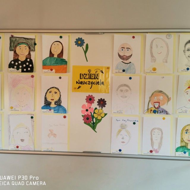 Z okazji Dnia Nauczyciela, uczniowie korzystający ze świetlicy rysowali portrety swoich ulubionych n - Zdjęcie: 5/6